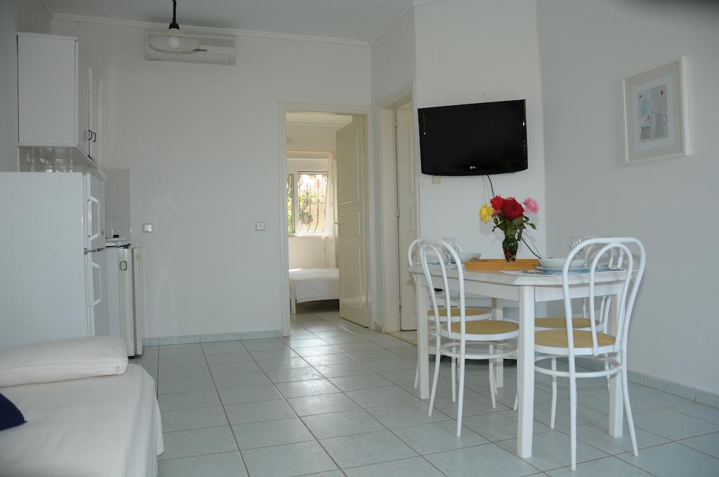 Villa Fleria Seaside Studios & Apts Gerani  Rum bild