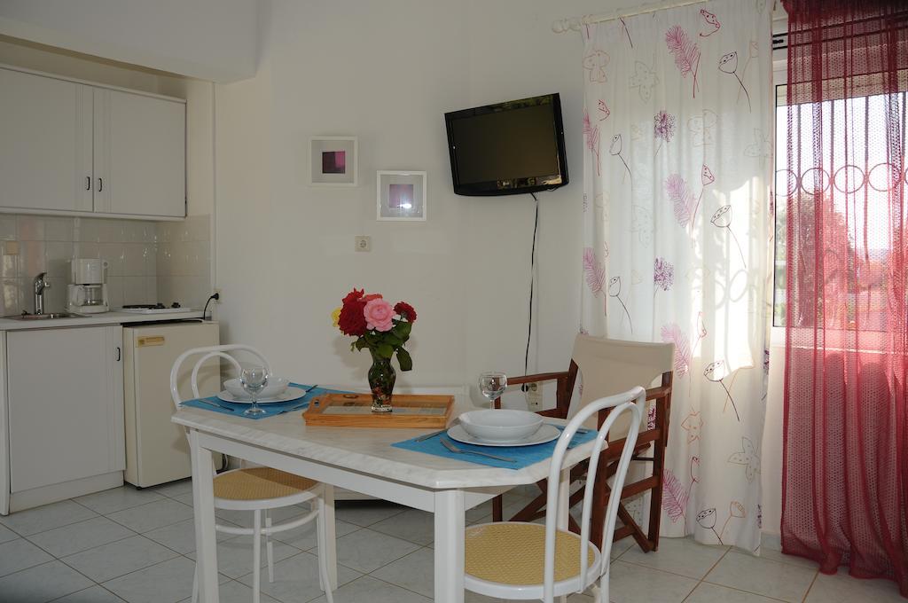 Villa Fleria Seaside Studios & Apts Gerani  Rum bild