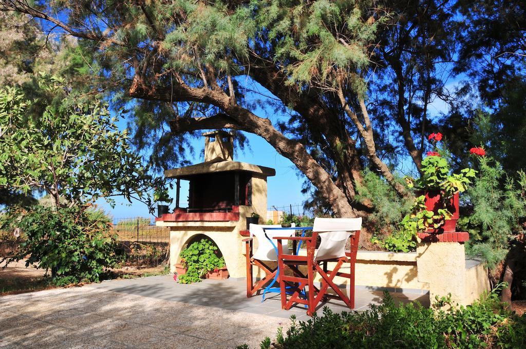 Villa Fleria Seaside Studios & Apts Gerani  Exteriör bild